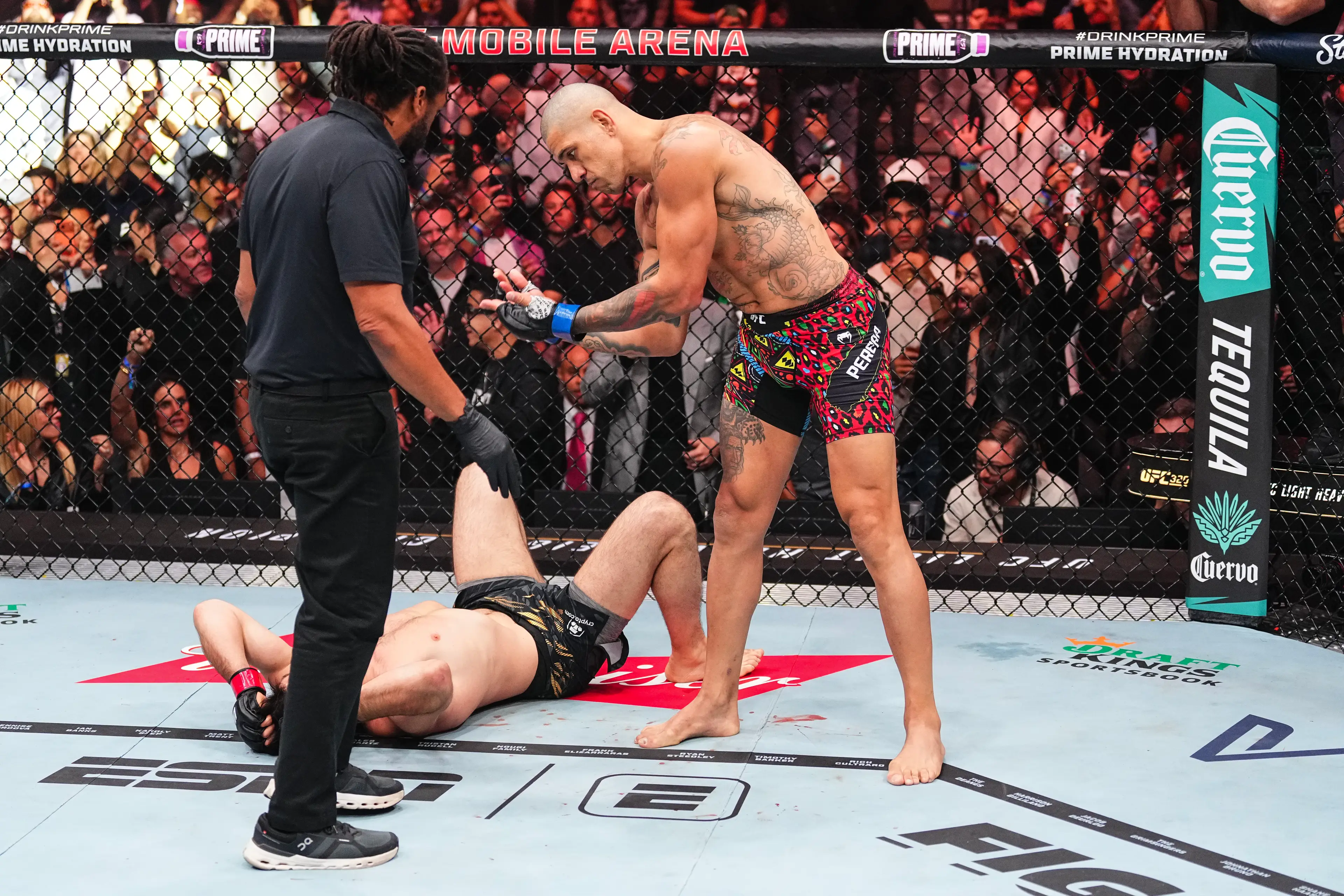 Alex Pereira celebrates after beating Magomed Ankalaev at UFC 320. Image: Getty 