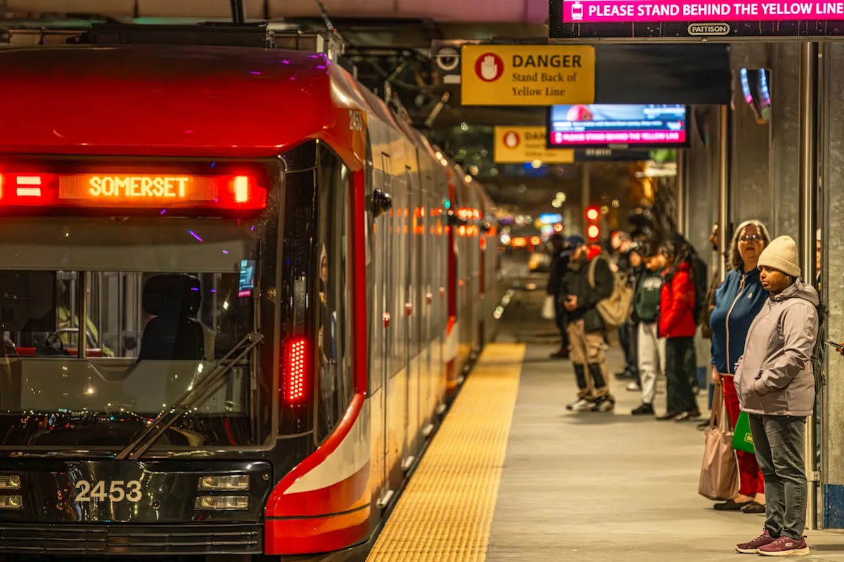 Calgary Transit riders could soon see longer, 2-hour window for transfers