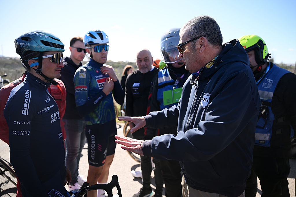 Vuelta a Murcia stage 2: Pello Bilbao (Bahrain Victorious) discusses the cancellation with a race official