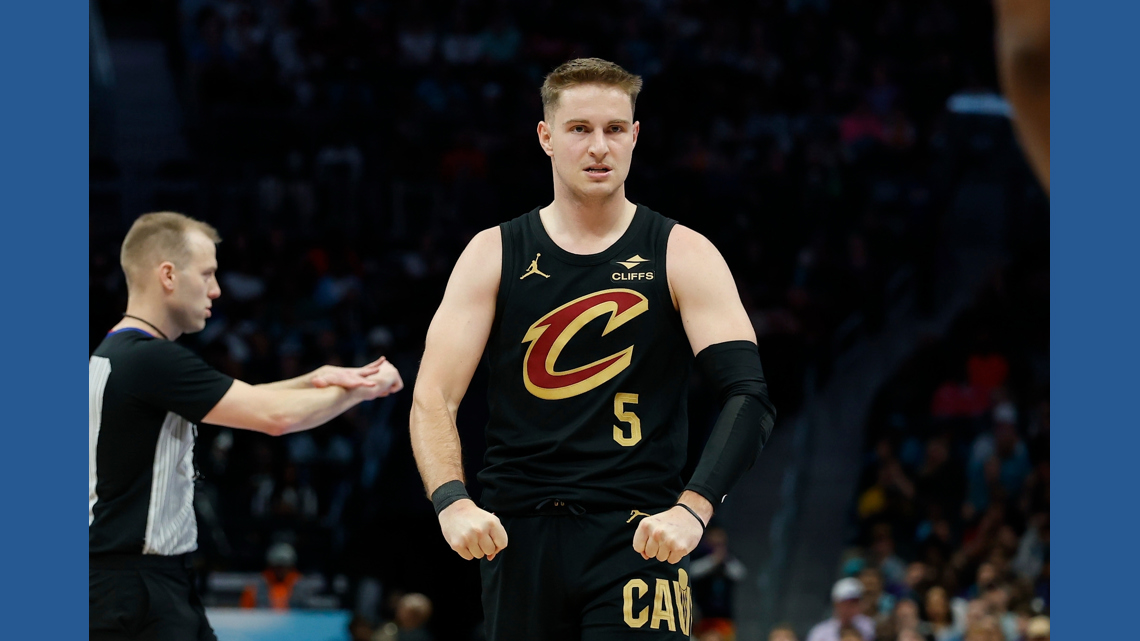 Mitchell takes over late as the Cavaliers survive a Hornets scare for a seventh straight win