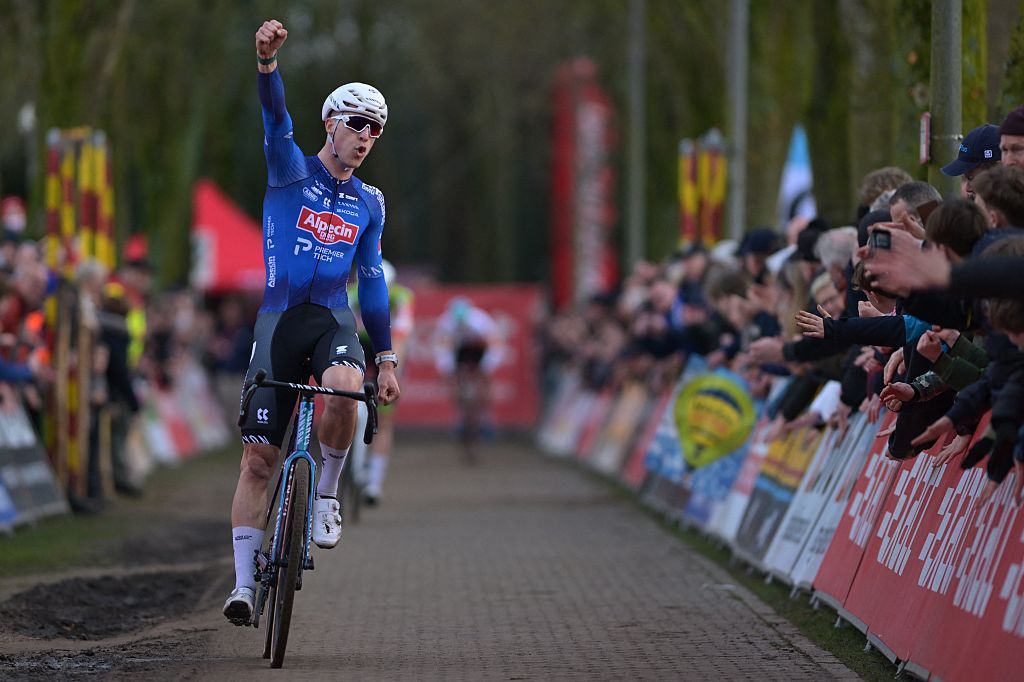 Alpecin-Premier Tech Team's Belgian rider Niels Vandeputte celebrates as he crosses the finish line to win the men's elite race of the 'Parkcross' cyclo-cross cycling event, race 6/7 in the 'Exact Cross' competition, in Maldegem on February 4, 2026. (Photo by DAVID PINTENS / Belga / AFP) / Belgium OUT