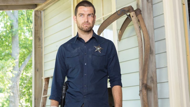 A beat-up Lucas Hood (Antony Starr) stands on a porch in Banshee