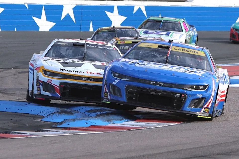 Kyle Larson, Hendrick Motorsports Chevrolet; Shane van Gisbergen, Trackhouse Racing Chevrolet