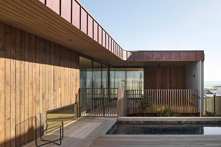 Outdoor terrace at an Australian house by Splinter Society