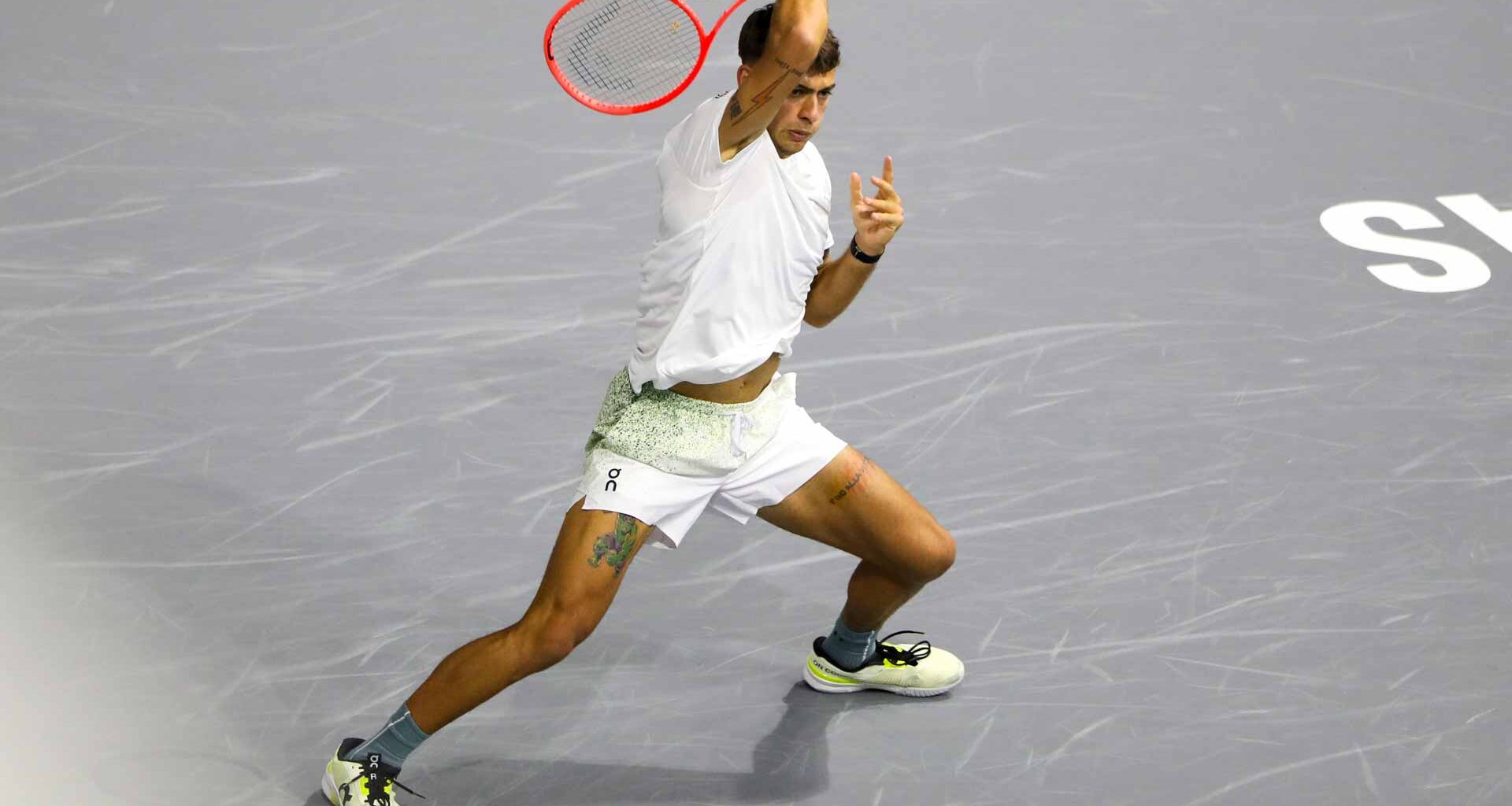 Flavio Cobolli is sporting a new Hulk tattoo on his right leg.