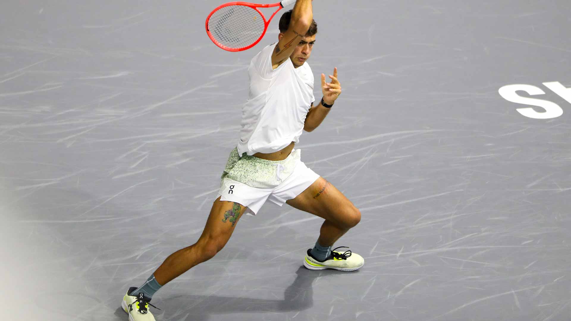 Flavio Cobolli is sporting a new Hulk tattoo on his right leg.