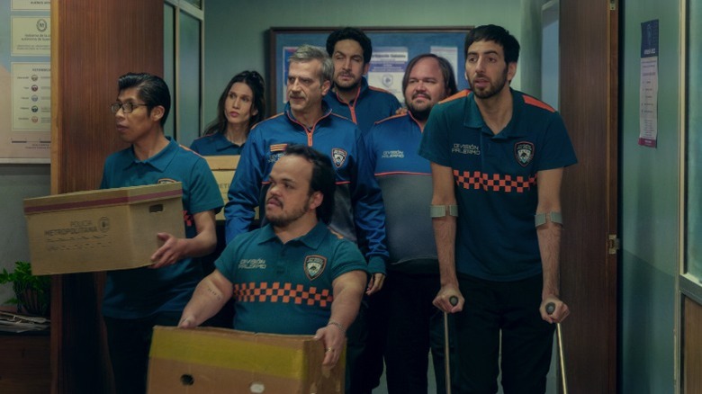 Maro, Vivianne, Bernardo, Edgardo, Diego, Felipe, and Johnny walking down a corridor on Community Squad S2