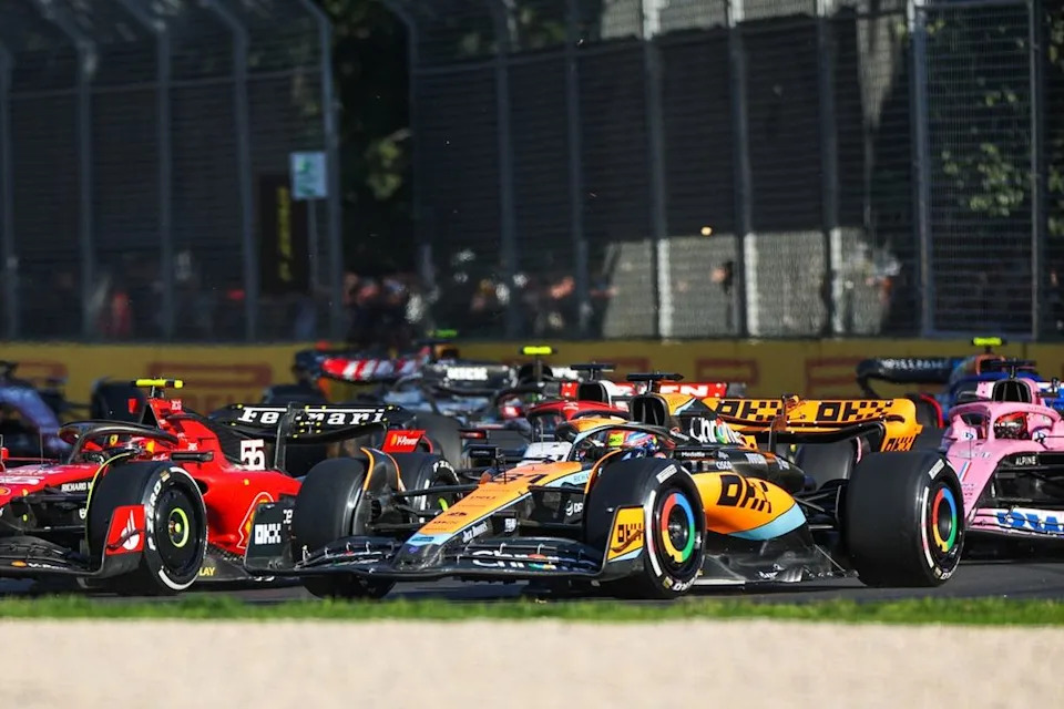 Carlos Sainz, Ferrari SF-23, Oscar Piastri, McLaren MCL60, Esteban Ocon, Alpine A523