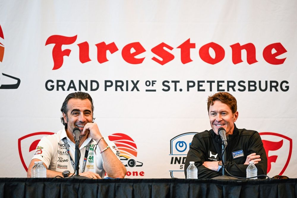 Dario Franchitti (left) and Scott Dixon (right) in a press conference