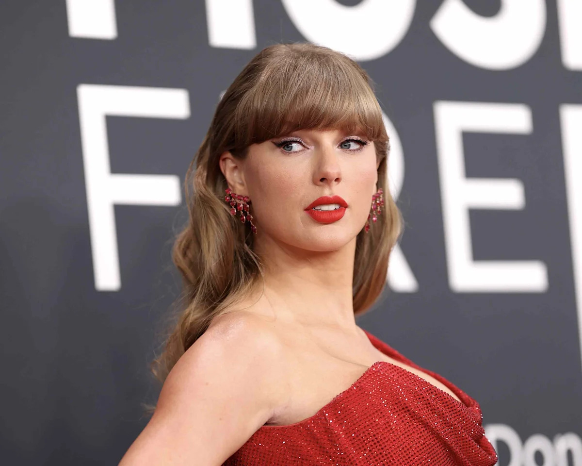 Taylor Swift Goes Makeup-Free to Celebrate This Major Career Milestone