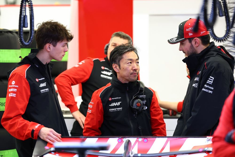 Esteban Ocon, Haas F1 Team VF-25, Ayao Komatsu, Team Principal of Haas F1, Oliver Bearman, Haas F1 Team VF-25