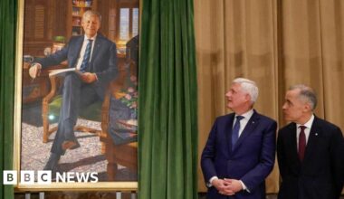 'Canada must preserve its independence', Stephen Harper says at portrait unveiling - BBC