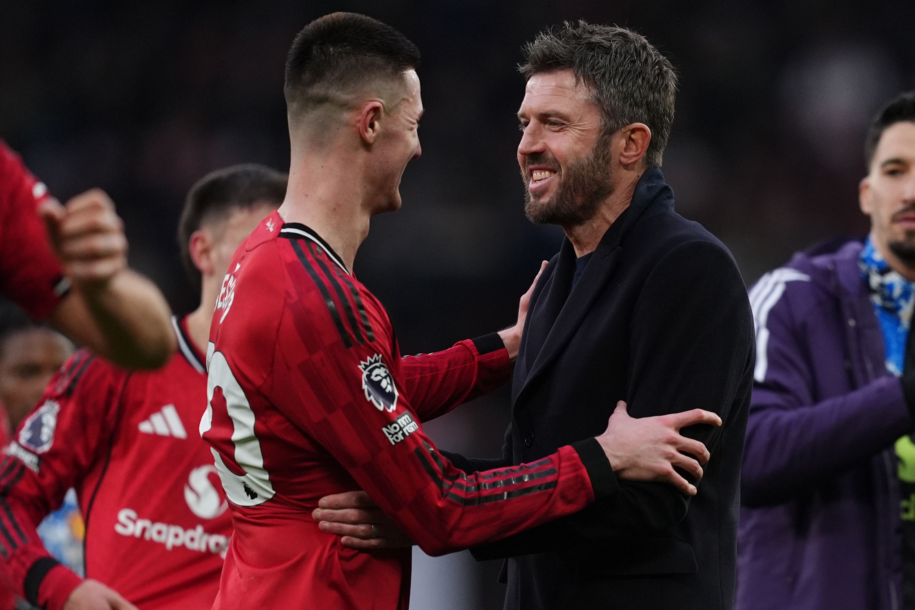 Manchester United interim head coach Michael Carrick (right) with Benjamin Sesko (Martin Rickett/PA)