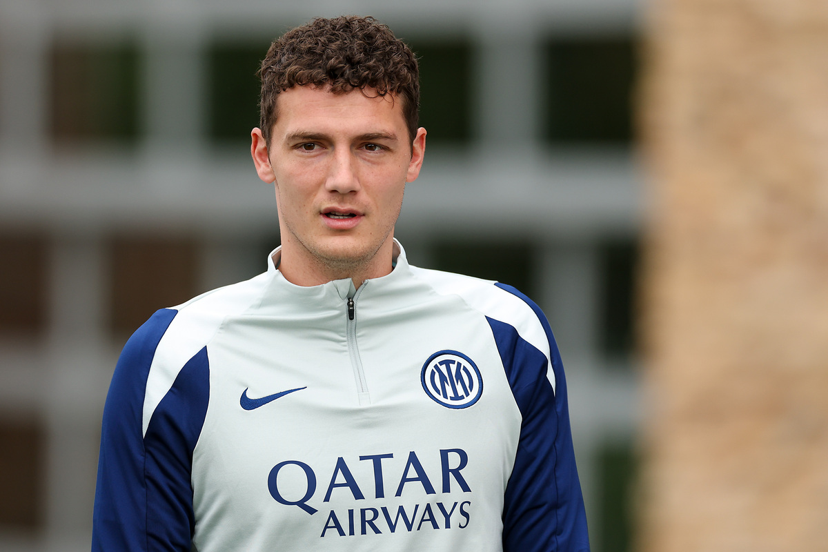 SEATTLE, WASHINGTON - JUNE 20: Benjamin Pavard of FC Internazionale Milano faces the media during the Training/Press Conference ahead of their FIFA Club World Cup 2025 match between FC Internazionale Milano and Urawa Red Diamonds at Virginia Mason Athletic Center on June 20, 2025 in Seattle, Washington. (Photo by Buda Mendes/Getty Images)
