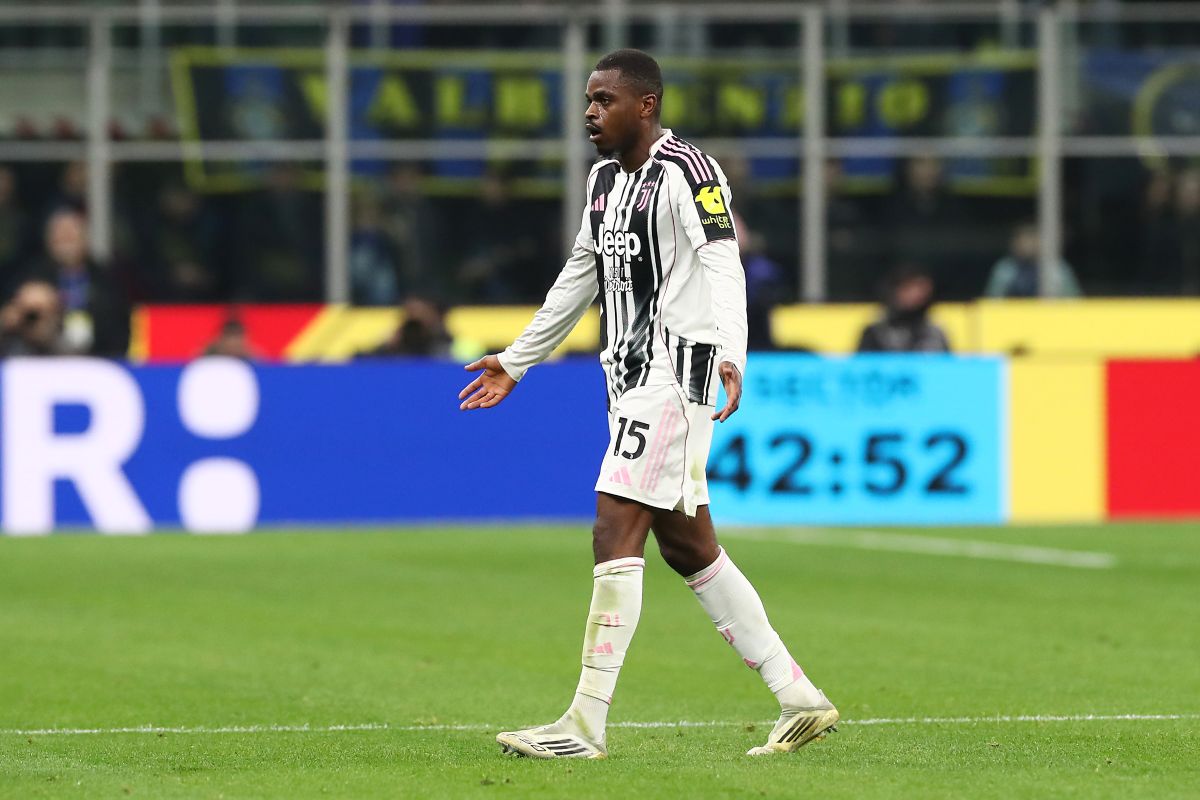 MILAN, ITALY - FEBRUARY 14: Pierre Kalulu of Juventus reacts as he walks off after being sent off by Referee Federico La Penna (not pictured) for a second yellow card offence during the Serie A match between FC Internazionale and Juventus FC at Giuseppe Meazza Stadium on February 14, 2026 in Milan, Italy. (Photo by Marco Luzzani/Getty Images)