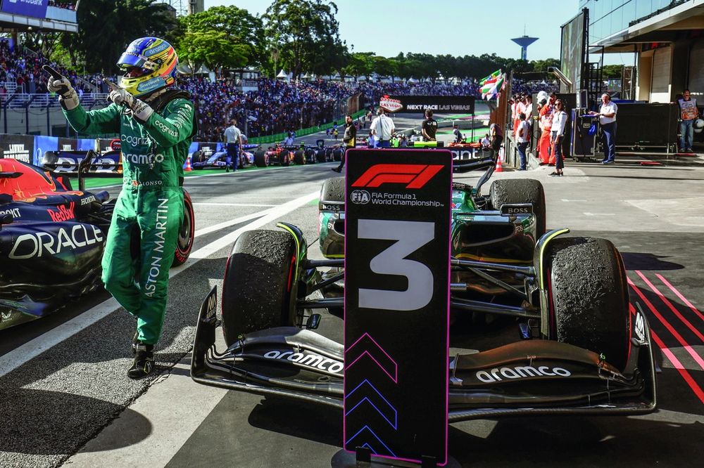Fernando Alonso, Aston Martin F1 Team in parc ferme