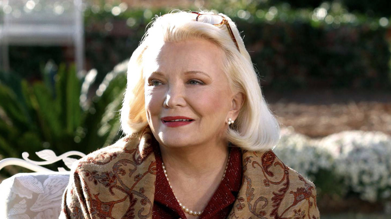 Gena Rowlands as old Allie smiling and sitting outside in The Notebook