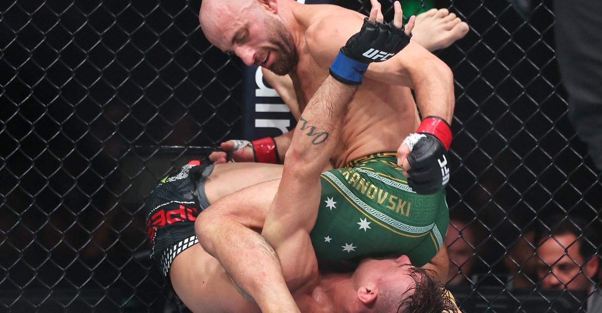 Volkanovski apologizes to Lopes: ‘I didn’t know I was sitting on your face’