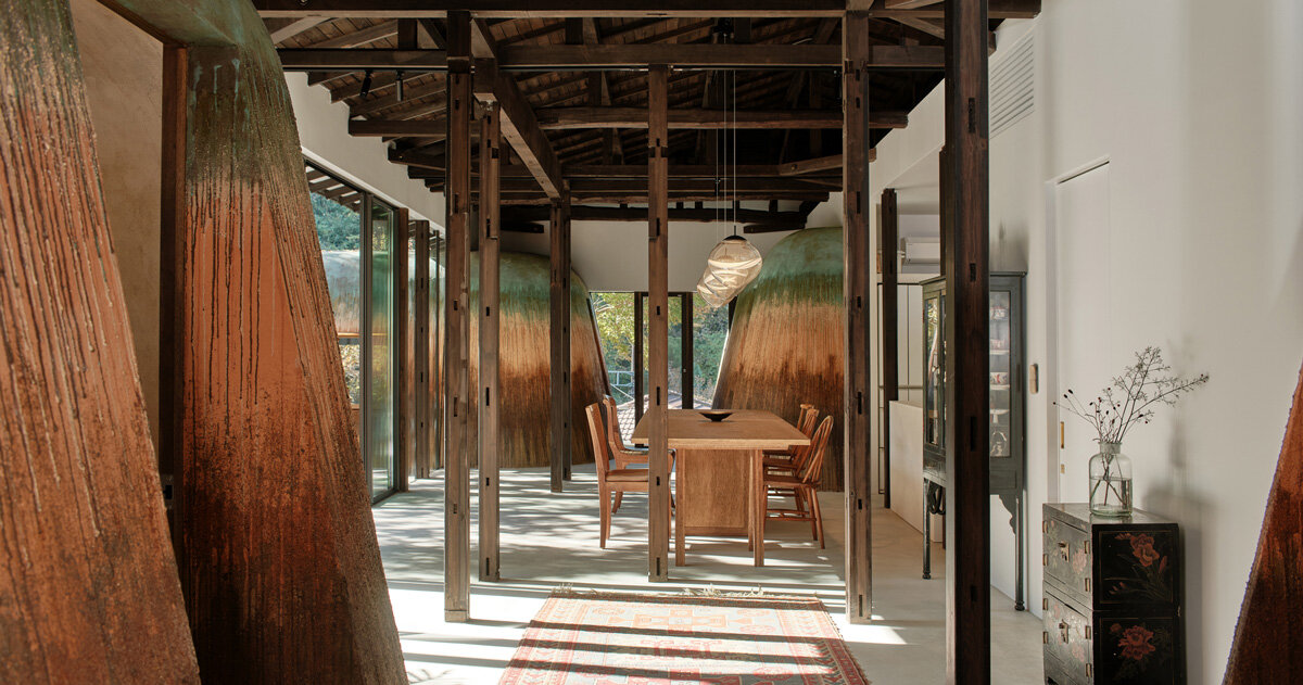 AATISMO renovates home for ceramic artists with cavernous clay additions