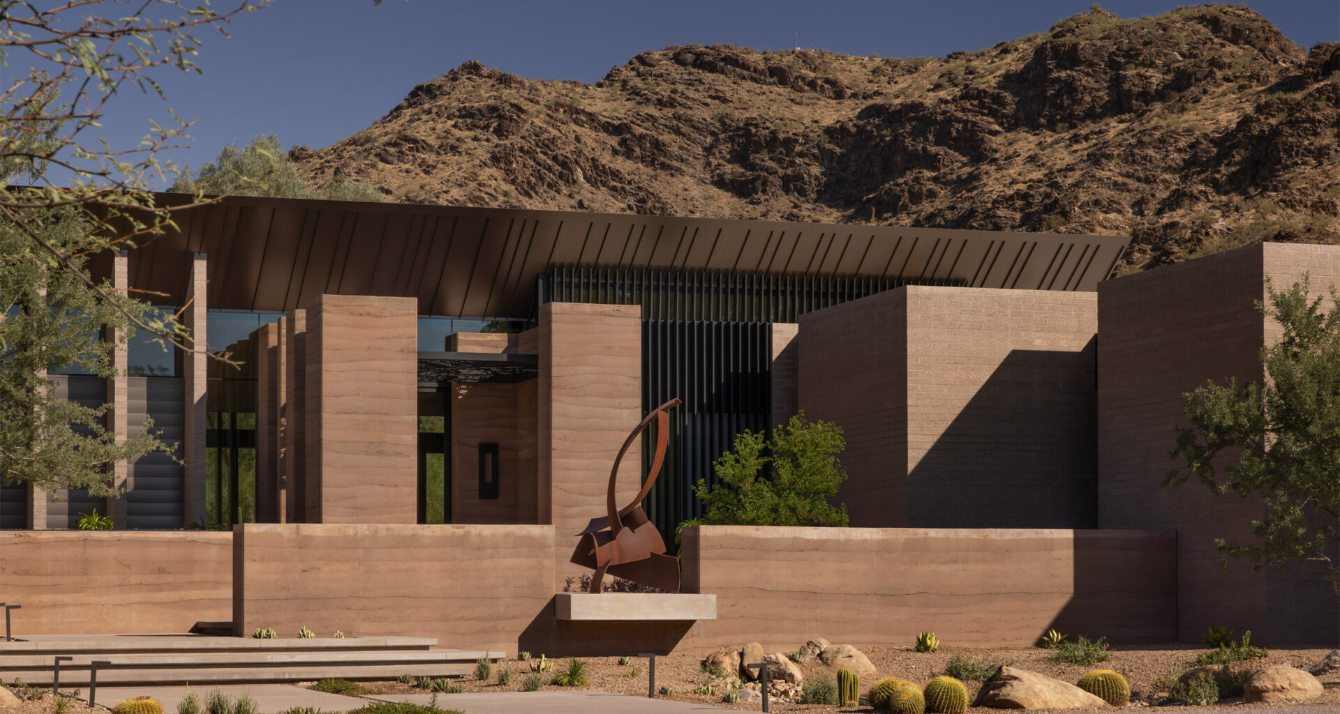 Rammed earth adds natural quality to Arizona home