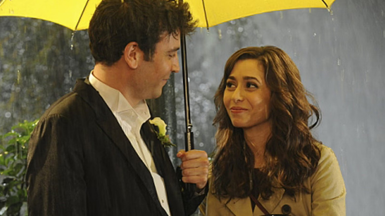 Josh Radnor as Ted Mosby holds an umbrella for Cristin Milioti as Tracy in How I Met Your Mother