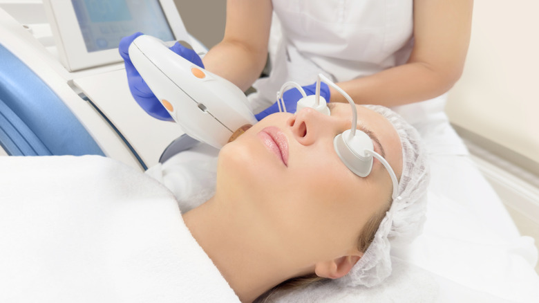woman having light therapy on face