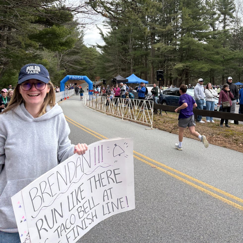 runner with a supportive sign during a race
