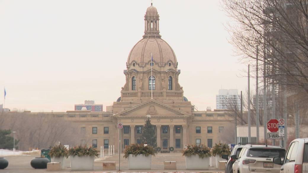 Click to play video: 'Premier Danielle Smith staffer under fire for immigration comments'