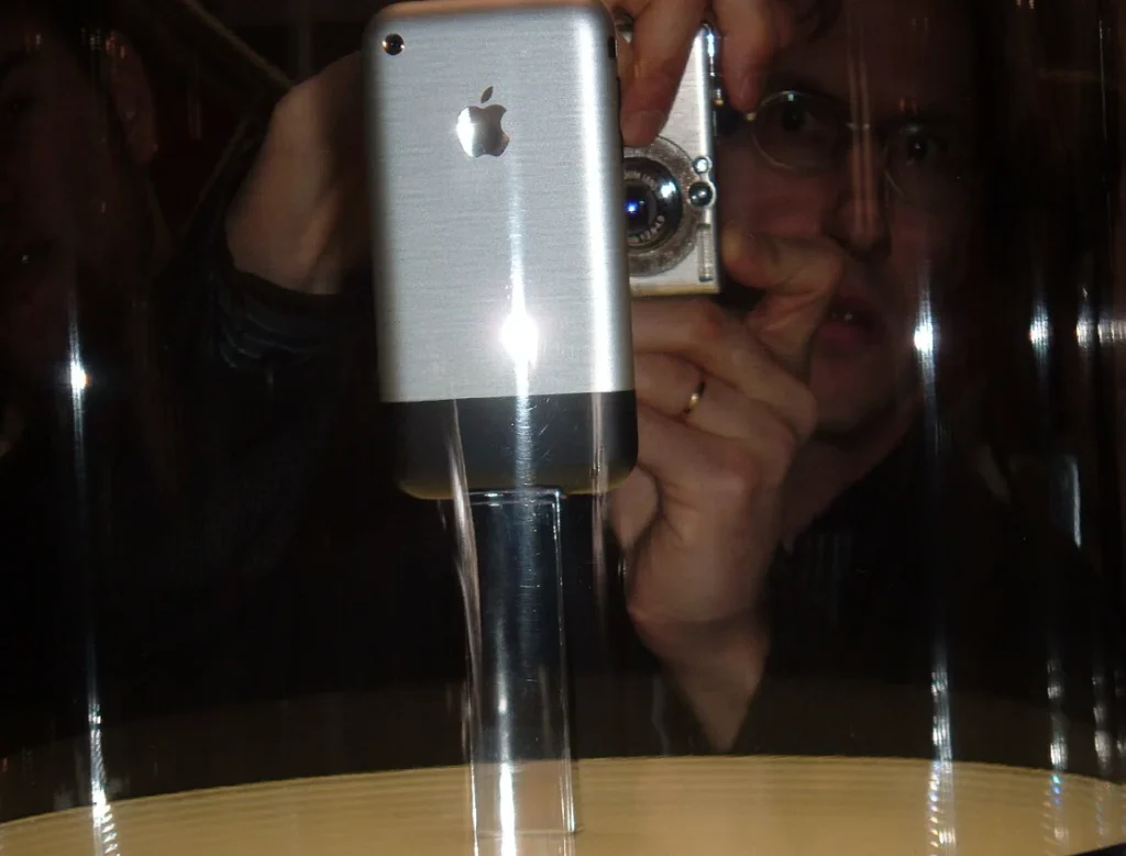 Texas Woman paid $800 for place in queue to buy $100k of original iPhones before realizing mistake