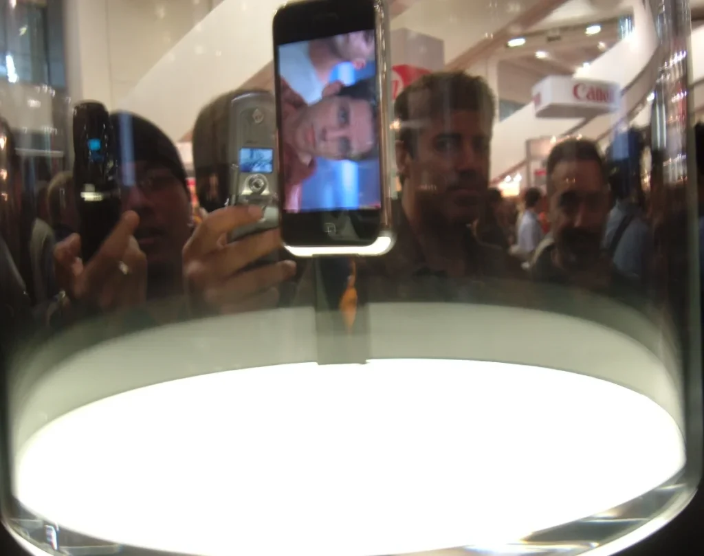 Texas Woman paid $800 for place in queue to buy $100k of original iPhones before realizing mistake