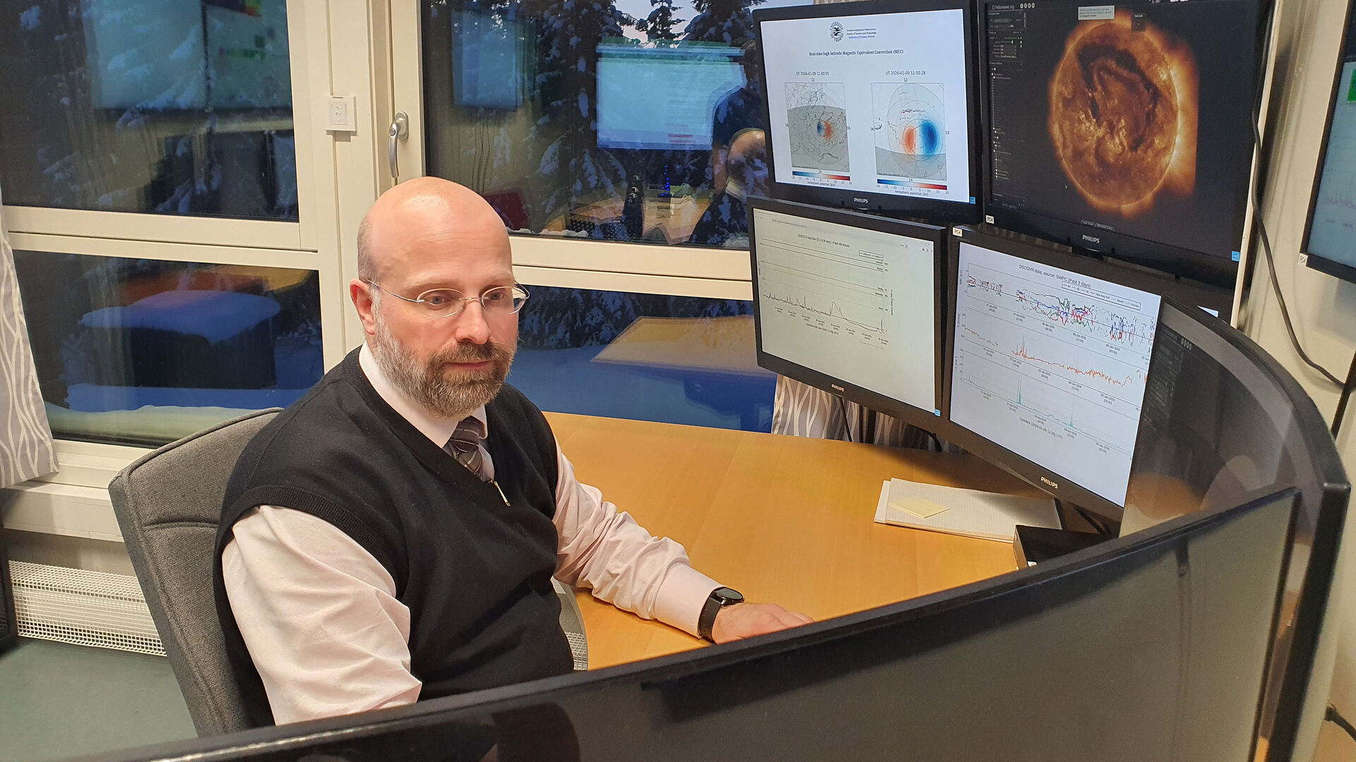 Johnsen overvåker rommet. Foto: UiT.