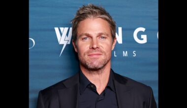 Baywatch Reboot Casts Stephen Amell As Hobie Buchannon On Fox