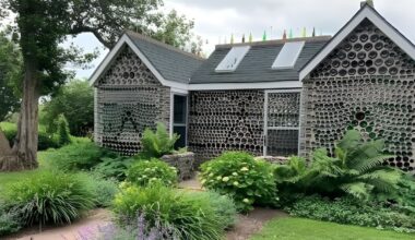 A man in Canada uses over 25 recycled glass bottles to build three entire houses with translucent walls, transforming urban waste into a permanent architectural attraction that has been receiving visitors for over 40 years.