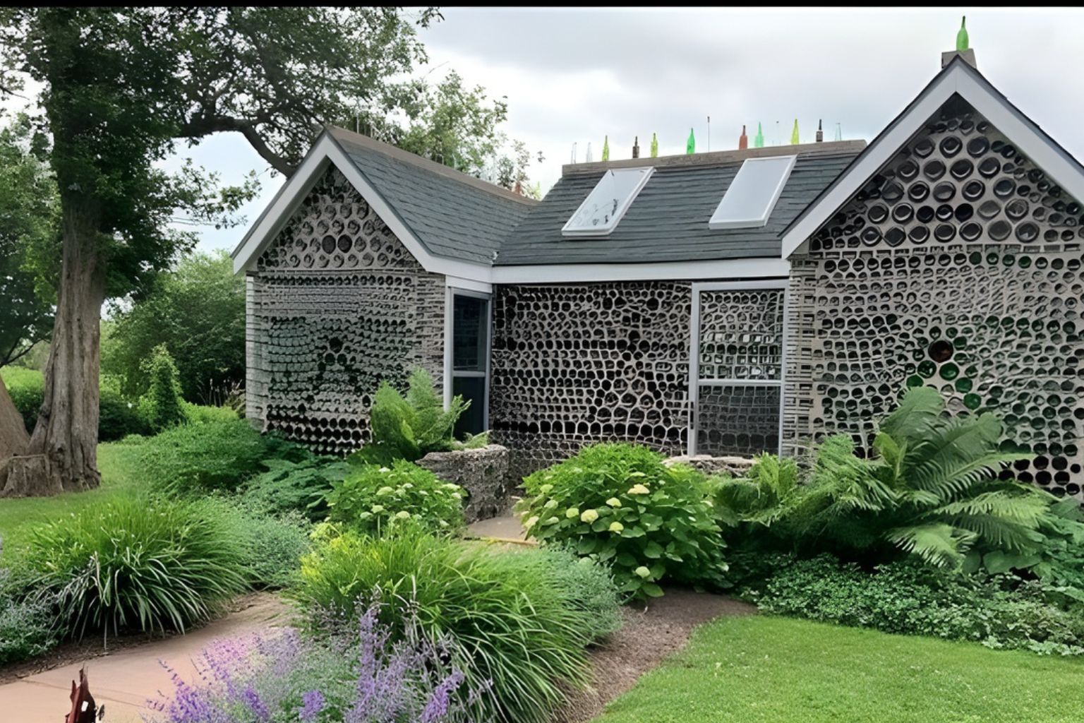 A man in Canada uses over 25 recycled glass bottles to build three entire houses with translucent walls, transforming urban waste into a permanent architectural attraction that has been receiving visitors for over 40 years.