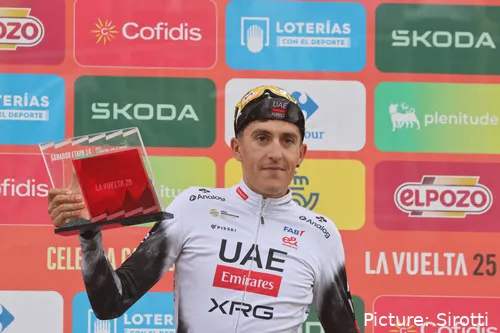 Marc Soler on the podium of La Vuelta 2025, after his victory in La Farrapona