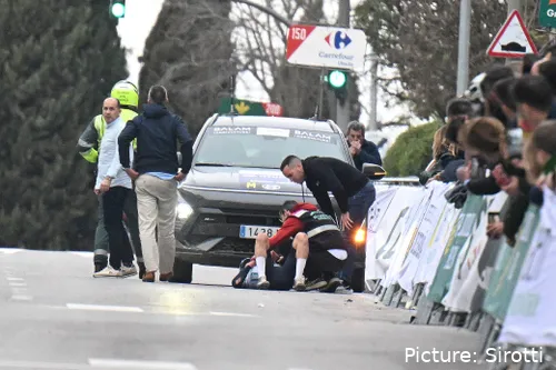 Maxim van Gils crash at Clasica Jaen 2026
