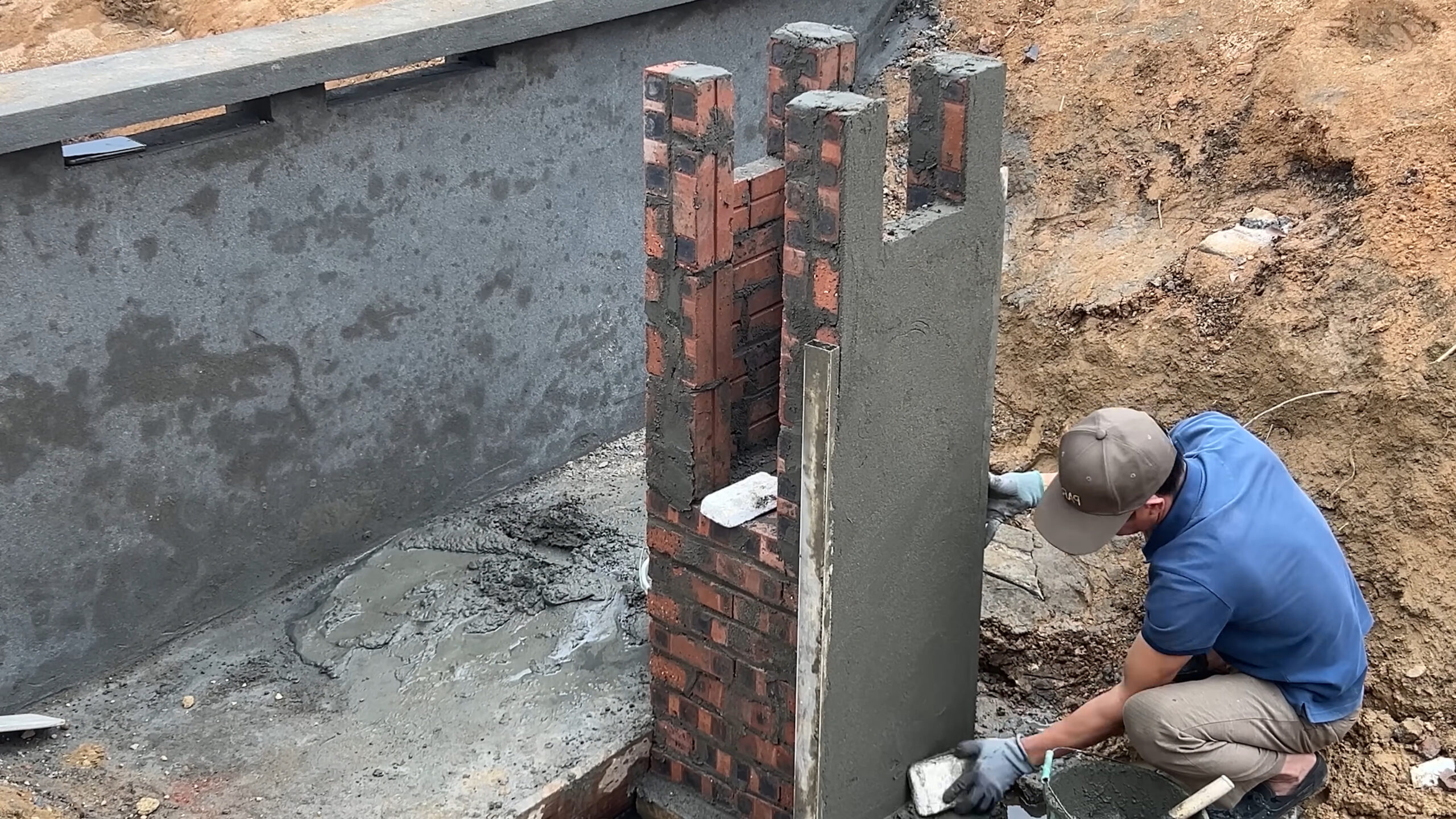 Man builds mini hydroelectric power plant from scratch, generates 220V energy with a dedicated turbine, and now lives independently off the electrical grid.