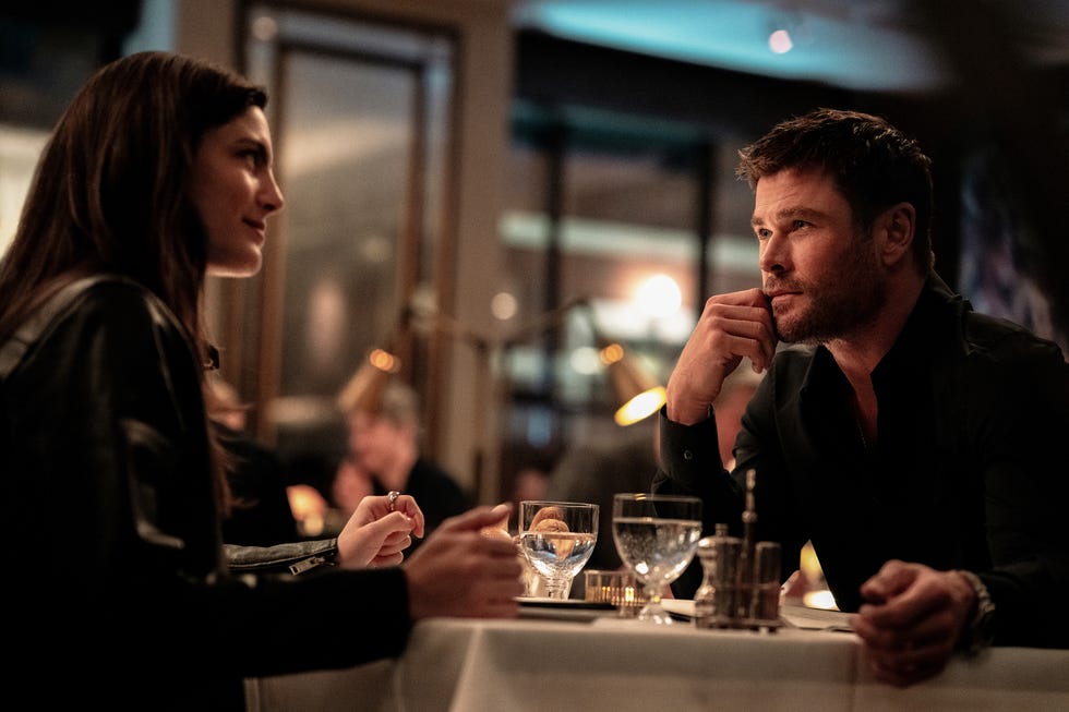 monica barbaro as maya, chris hemsworth as davis, crime 101