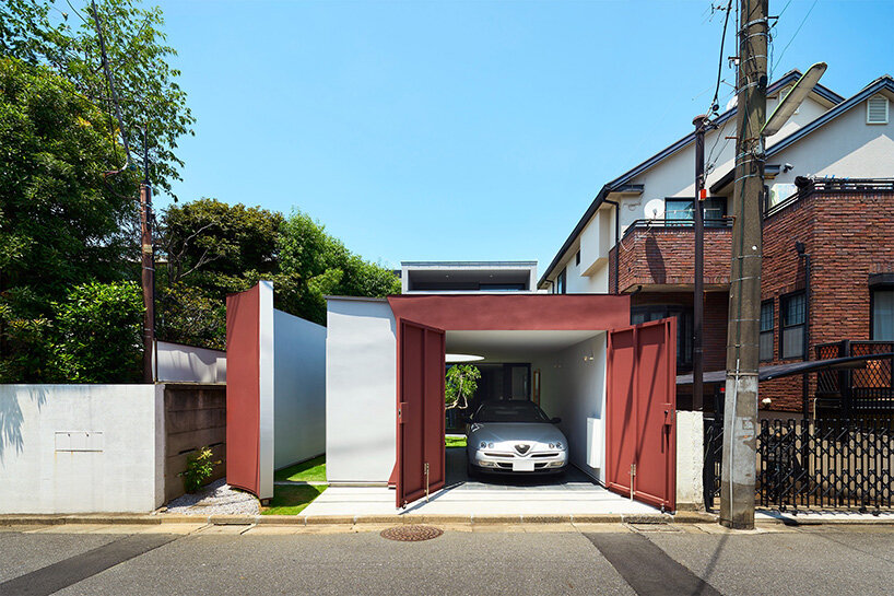 naf architect & design peels back the perimeter of tokyo house to reveal curved inner facade