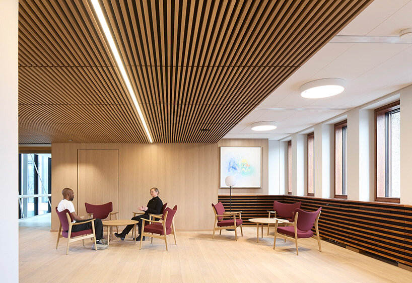 timber-lined informal meeting area in høyblokken 