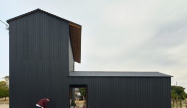 This Japanese House Hides From the Street, Opens to the Sea