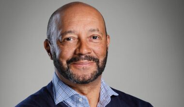 Sir Damon Buffini to stand down