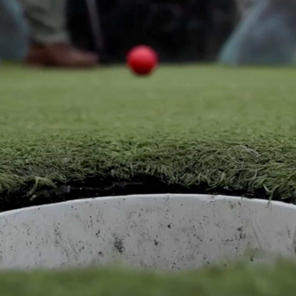 Golf course bans phone use during half term