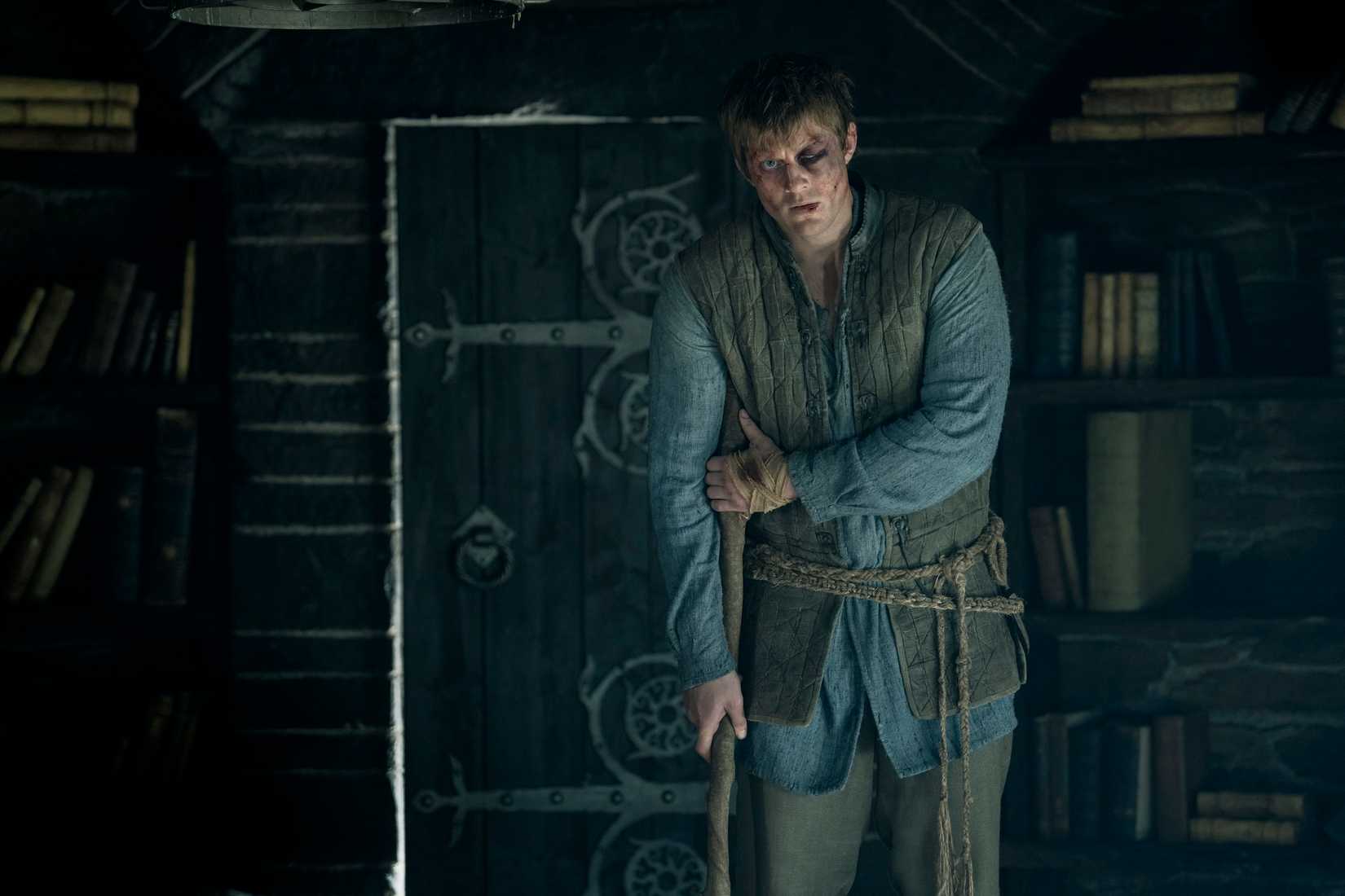 Dunk (Peter Claffey), a big man in homespun medieval clothing, covered in bruises and wounds and leaning on a crutch in A Knight of the Seven Kingdoms