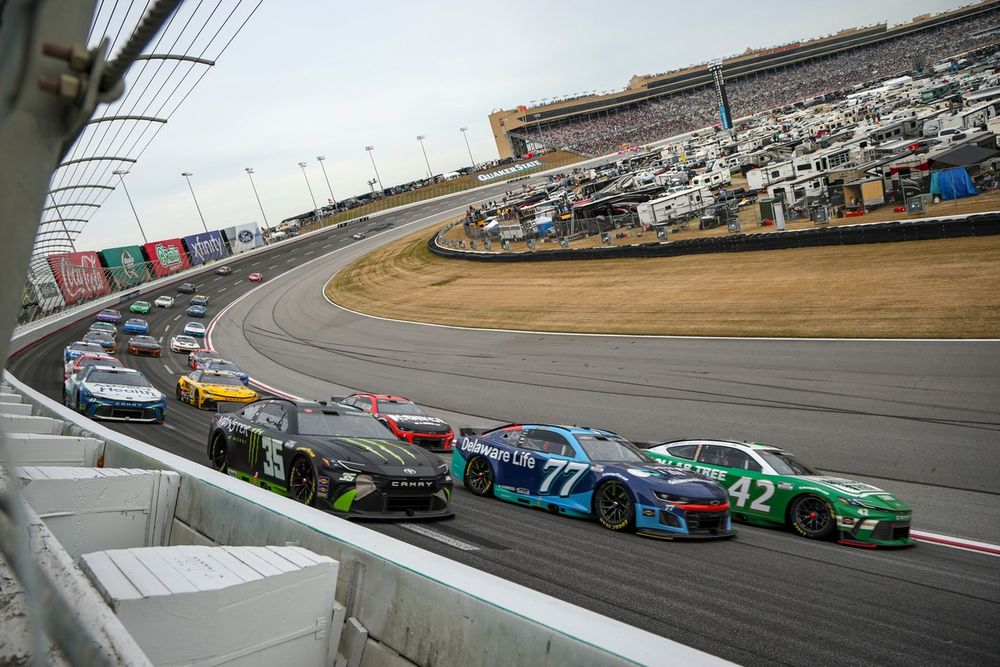 Riley Herbst, 23XI Racing Toyota, Carson Hocevar, Spire Motorsports Chevrolet, John Hunter Nemechek, LEGACY MOTOR CLUB Toyota