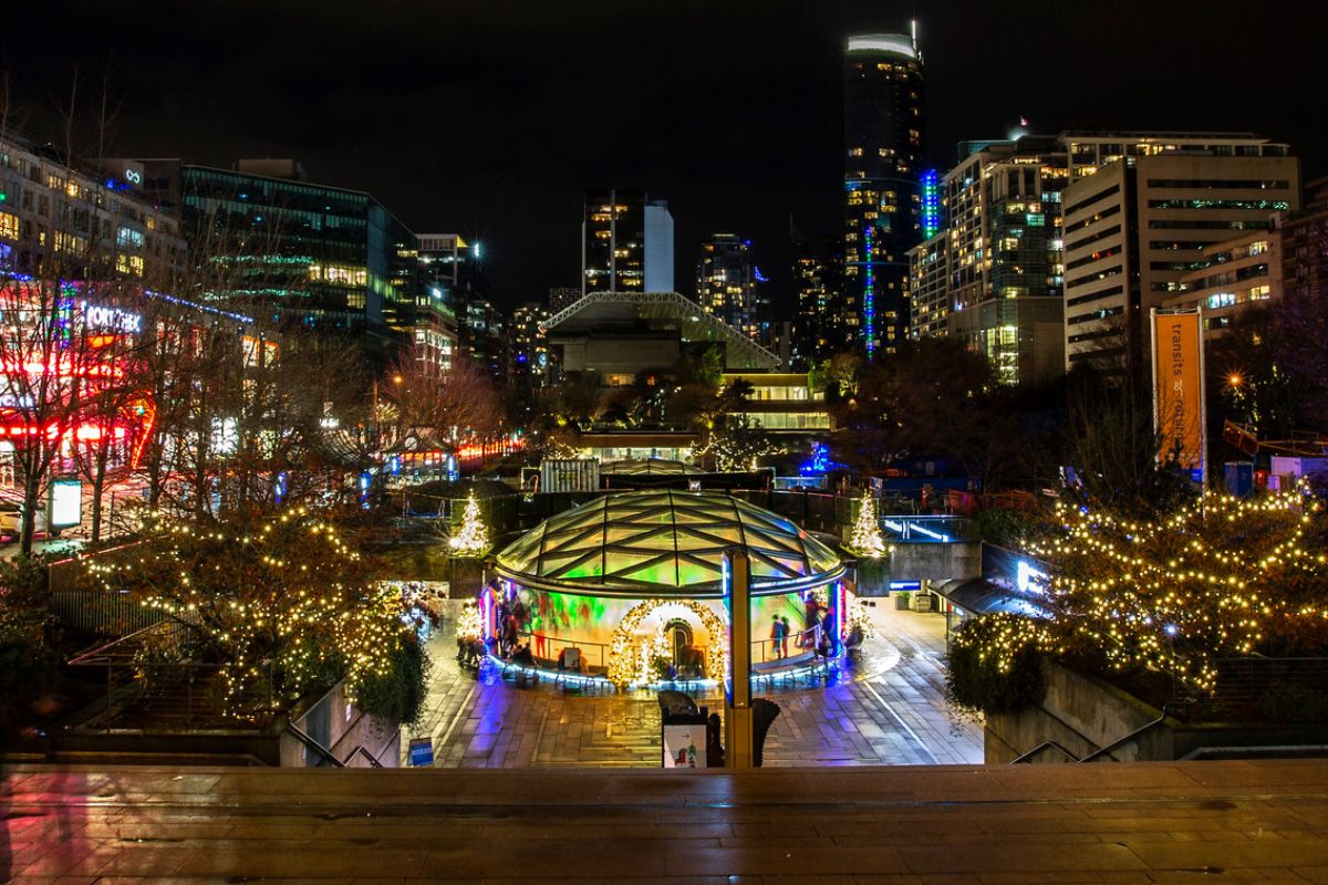 robson square skate / free skating vancouver