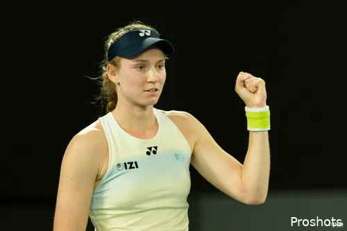 Elena Rybakina raises fist.