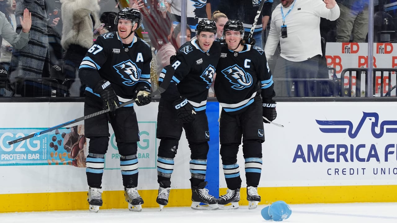 Schmaltz scores hat trick, Mammoth ease past Canucks