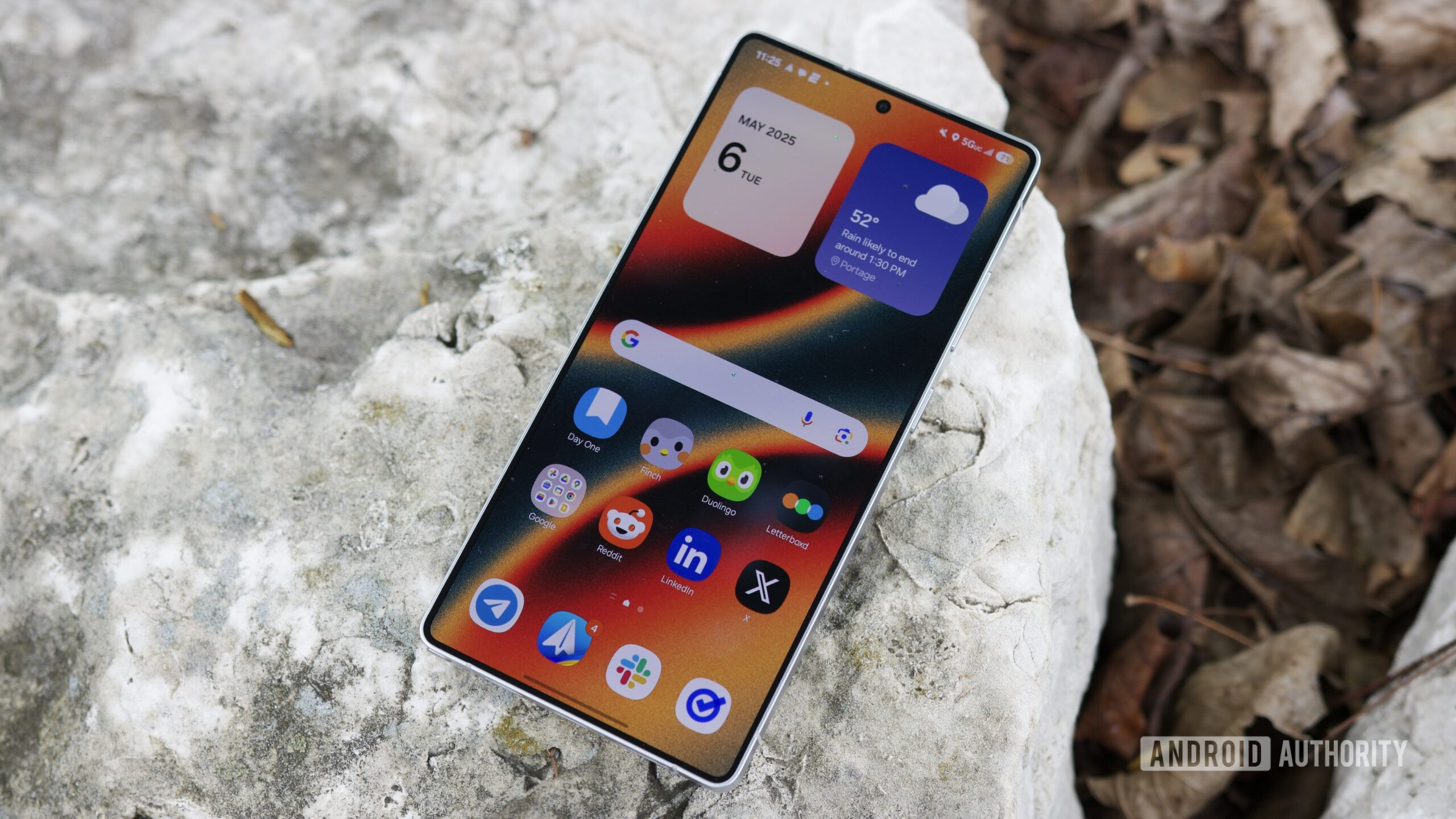 samsung galaxy s25 ultra joe revisit 6 The Samsung Galaxy S25 Ultra laying outside with its display on.