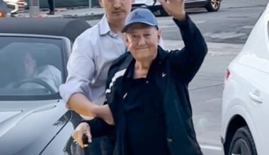 Neil Sedaka Final Photo: Singer Was Photographed at Dinner Just Two Nights Before His Death | Neil Sedaka | Celebrity News and Gossip | Entertainment, Photos and Videos